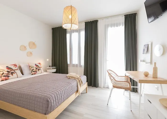 Effie's Cozy Old Town Apartment